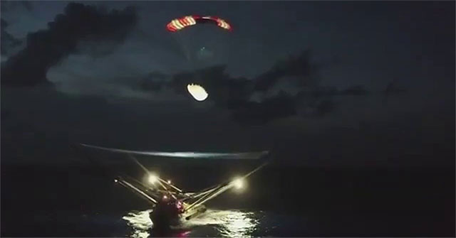 Tàu SpaceX căng lưới hứng gọn mảnh vỏ tên lửa rơi xuống biển