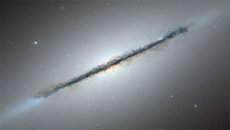Thiên hà NGC 5866 đường kính khoảng 60.000 năm ánh sáng