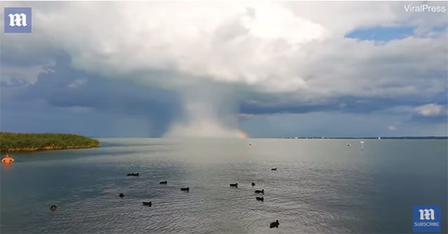 Bom mưa trút nước ồ ạt trên mặt hồ Hungary
