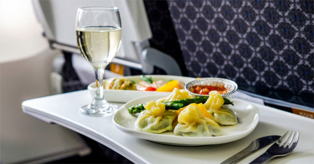 Vì sao phi công không bao giờ dùng suất ăn giống hành khách?