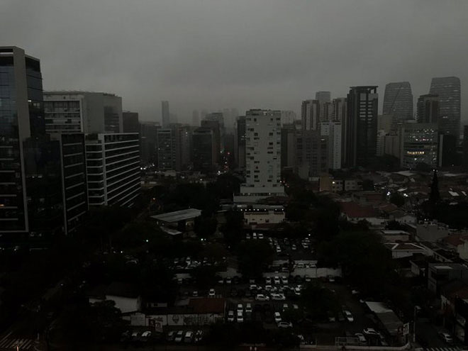 São Paulo lúc 3 rưỡi chiều theo giờ địa phương.