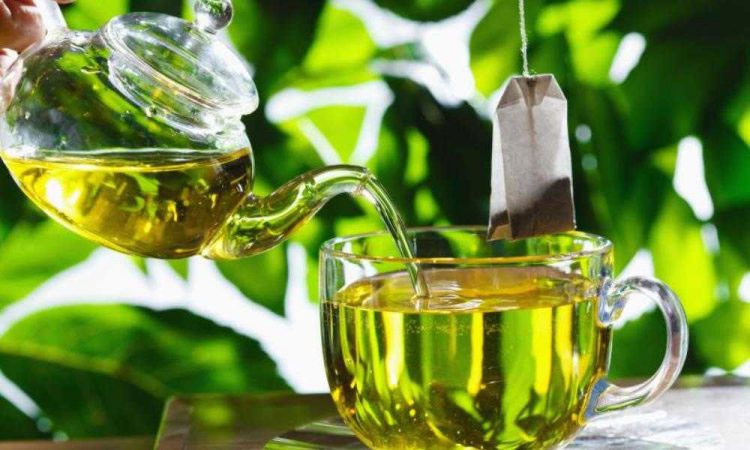 Catechin trong trà có thể cản trở một số loại thuốc điều trị bệnh tim và huyết áp.