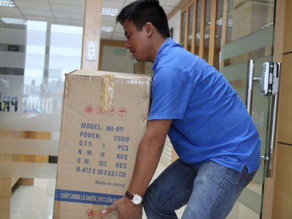 Bê vác nặng là một trong những nguyên nhân gây ra tình trạng đau lưng dưới gần mông.