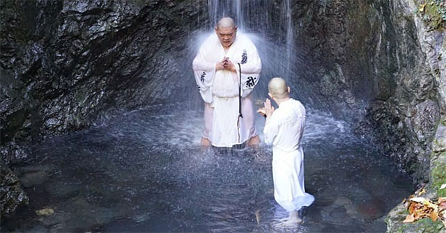 Takigyo - Thiền định dưới thác nước
