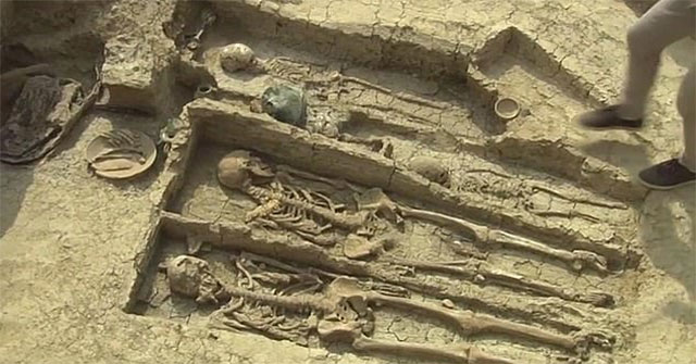Hài cốt kỵ sĩ trong hầm mộ 1.500 năm tuổi