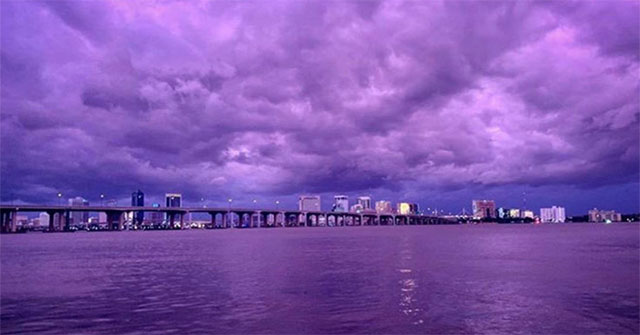 Bầu trời Florida chuyển thành màu tím sau khi siêu bão Dorian đi qua