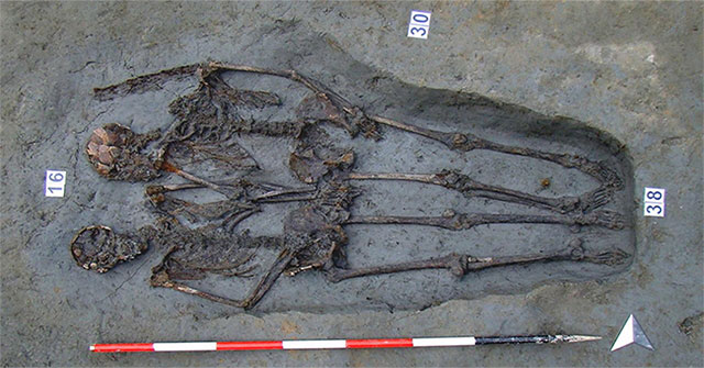 Bộ xương tình nhân nắm tay 1.600 năm là đàn ông
