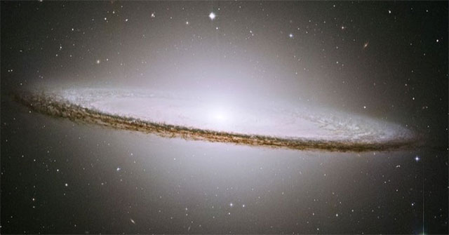 6 thiên hà "trầm lặng" bỗng thành những chuẩn tinh sáng nhất vũ trụ