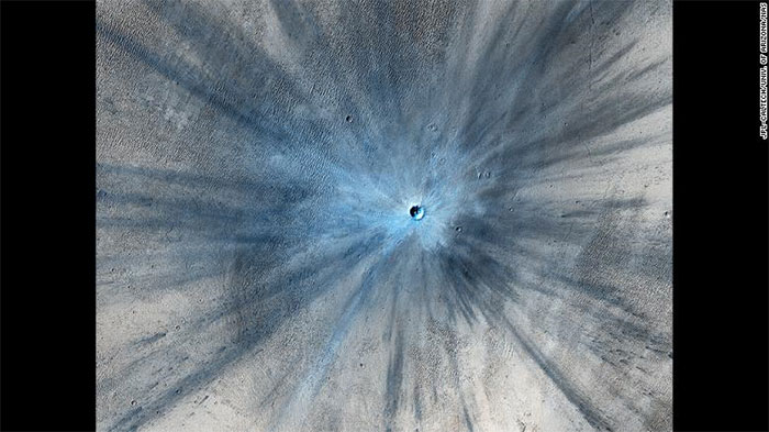 Một hố núi lửa rộng khoảng 30m mới hình thành trên sao Hỏa, chụp ngày 19/11/2013.