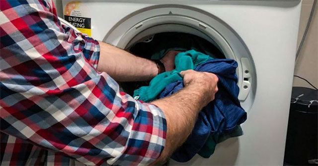 Giặt quần áo nhiều nước càng phát tán nhiều hạt vi nhựa