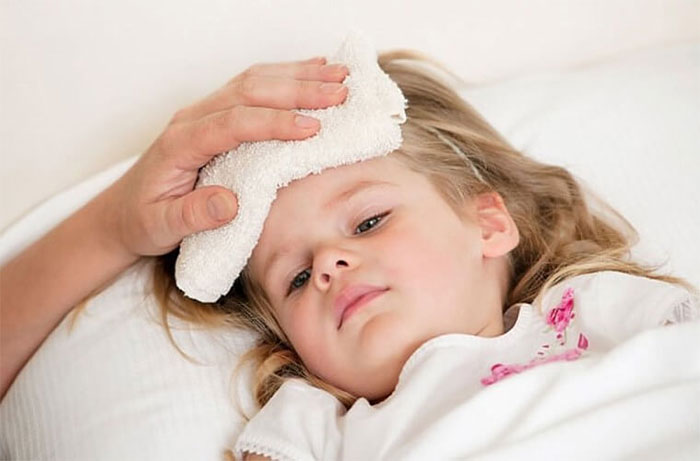 Khi trẻ bị sốt, bố mẹ có thể dùng nước ấm để lau cơ thể.