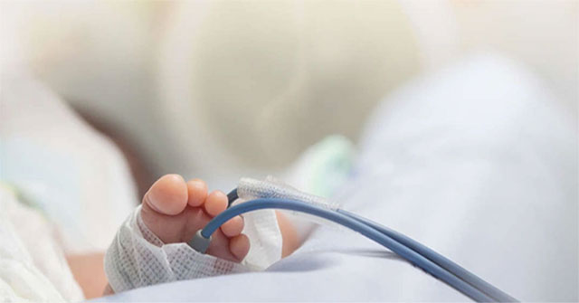 Em bé được sinh ra với một phần của bộ não bên ngoài hộp sọ được cứu sống