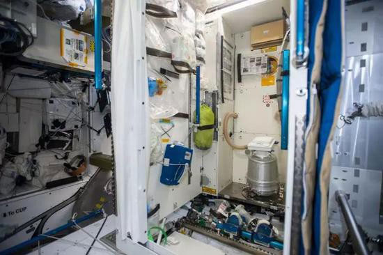 Nhà vệ sinh trên Trạm không gian quốc tế (ISS).