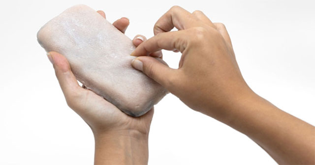 Smartphone có vỏ giống da người, biết rùng mình