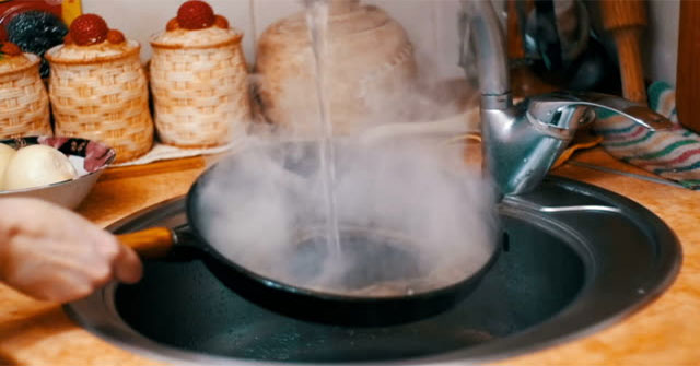Tại sao không nên rửa chảo nóng dưới vòi nước lạnh?
