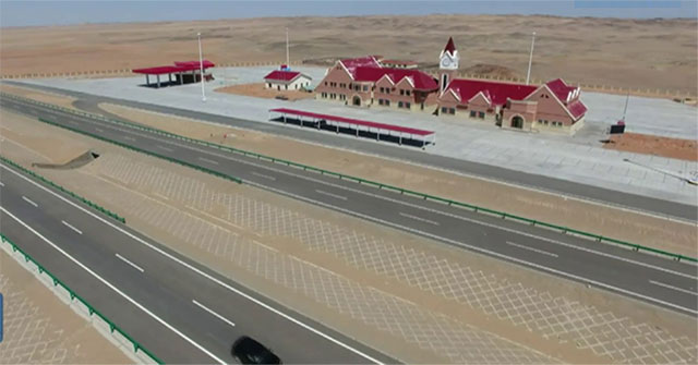 Đường cao tốc giữa sa mạc lớn nhất Trung Quốc dài 136km