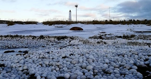Hàng nghìn quả cầu băng phủ kín bờ biển Phần Lan
