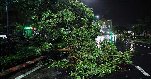 Bão Nakri gây mưa lớn, nhiều nơi mất điện