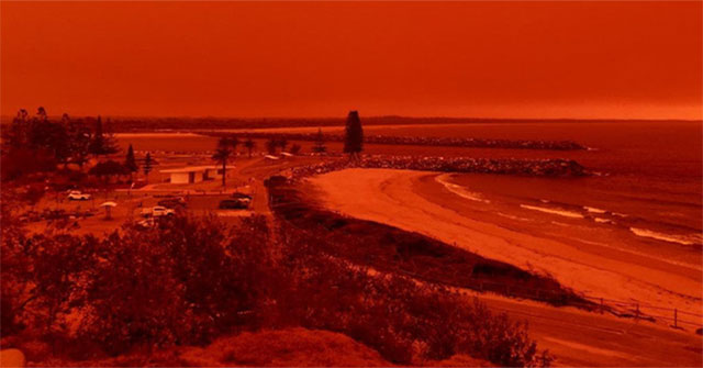 Cháy rừng dữ dội tạo ra mây lửa, trời chuyển màu đỏ cam "như tận thế"