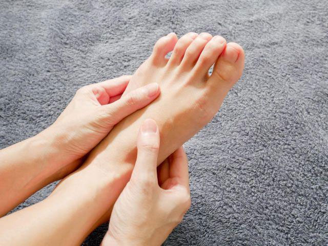 Tê mỏi chân tay dễ khiến người bệnh bị bỏng do không cảm nhận được nhiệt độ.