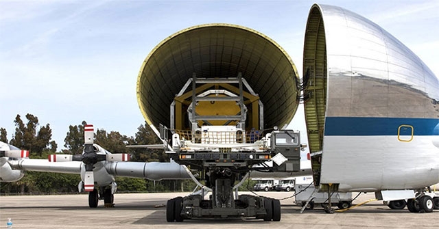 "Chim sắt" của NASA chở tàu vũ trụ tới cơ sở thử nghiệm