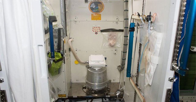 Nhà vệ sinh trên Trạm Vũ trụ bị hỏng, phi hành gia phải đóng bỉm