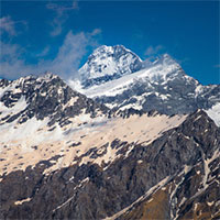 Sông băng trên núi New Zealand chuyển màu đỏ Sông băng trên núi New Zealand chuyển màu đỏ