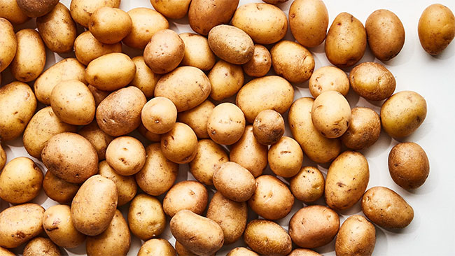 Đặt lát khoai tây sống vào vùng bị bong gân có thể giúp giảm sưng và đau.
