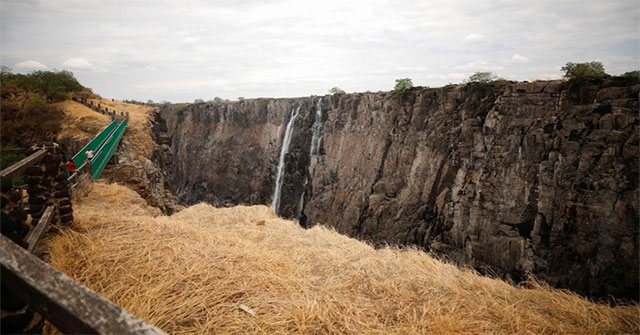 Thác Victoria cao 100m gần cạn khô vì biến đổi khí hậu