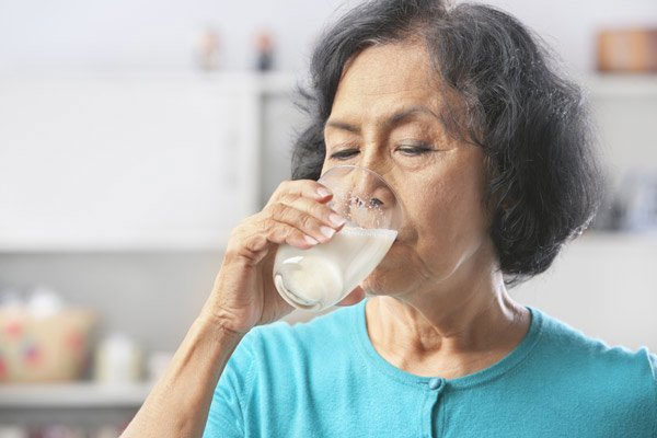 Uống sữa hay ăn các thực phẩm dạng lỏng sẽ giúp người già dễ ăn hơn khi gặp vấn đề răng miệng.