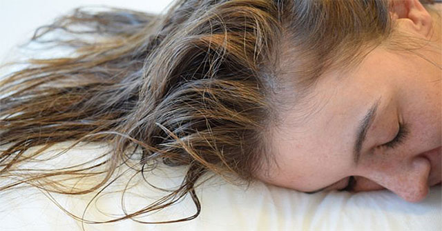 Điều gì xảy ra khi bạn để tóc ướt đi ngủ?