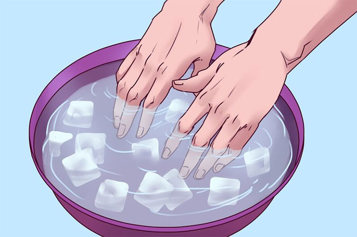 Đặt bàn tay của bạn trong nước với các khối băng trong chính xác 30 giây