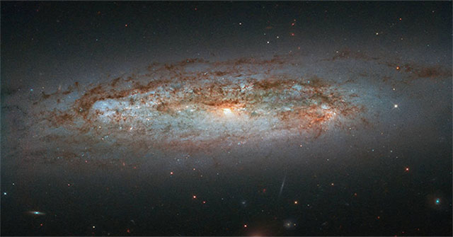 NASA công bố ảnh chụp thiên hà "rực sáng" xa xôi