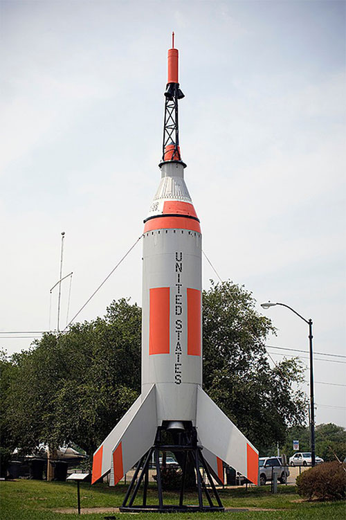 Tên lửa Little Joe đã đưa kén Mecury chứa Sam lên rìa vũ trụ.
