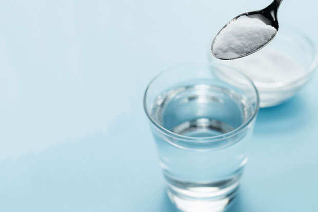 Uống nước muối có thể kích thích sự bài tiết của ruột và gan, giúp dạ dày tiêu hóa tốt hơn.