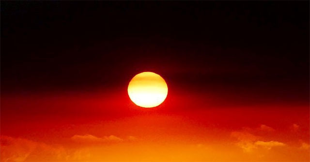 Mặt Trời "bắt chước" cờ thổ dân trong cháy rừng ở Australia