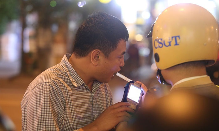 Cảnh sát đo nồng độ cồn của người tham gia giao thông.
