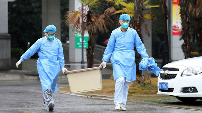 Nhân viên y tế mang theo một chiếc hộp tại bệnh viện nơi các bệnh nhân bị viêm phổi do chủng coronavirus mới đang được điều trị