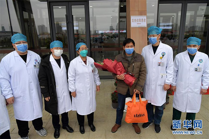 Đội ngũ y bác sĩ tại cơ sở 1 Bệnh viện ĐH Nam Xương, tỉnh Giang Tây chụp ảnh kỷ niệm với bệnh nhân nhiễm virus corona được chữa khỏi