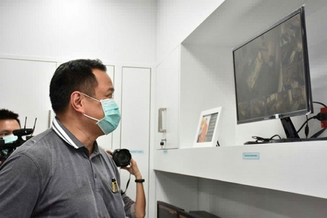 Bộ trưởng Y tế Thái Lan xem hình ảnh trong Viện truyền nhiễm Bamrasnaradua