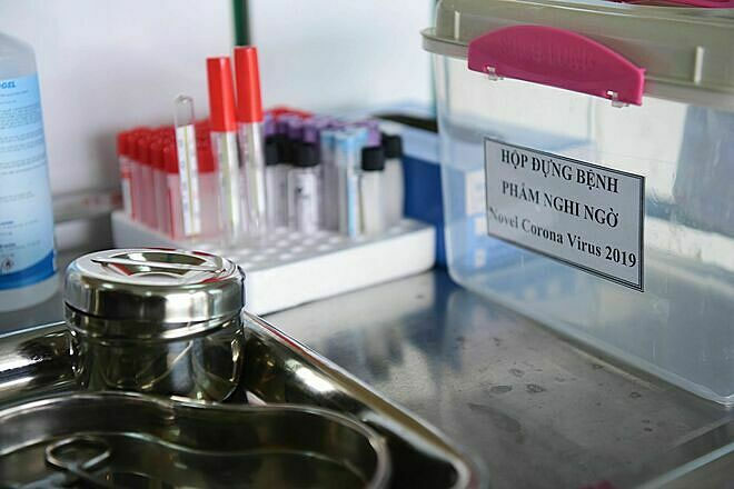 Hộp đựng bệnh phẩm nghi ngờ virus corona ở Bệnh viện Nhiệt đới Trung ương.