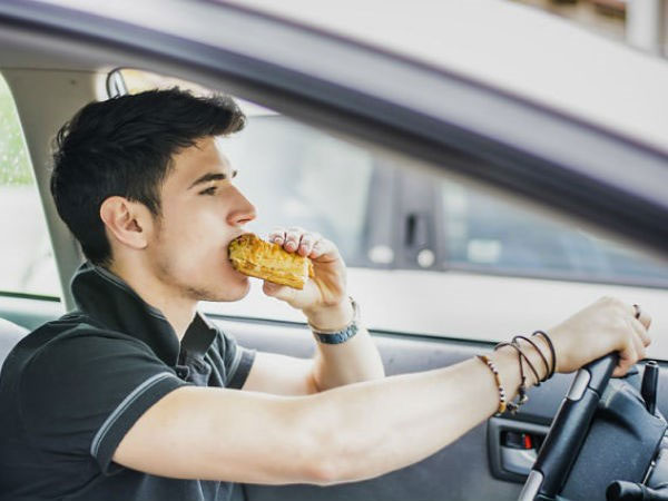 Khó tiêu là vấn đề thường gặp khi bạn vừa ăn vừa di chuyển