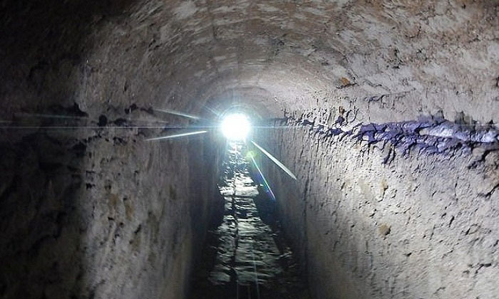 Một đường hầm bên trong hệ thống cống La Mã.