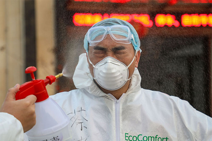 Một bác sĩ Trung Quốc trong khu vực cách ly bệnh nhân nhiễm virus corona ở thành phố Vũ Hán