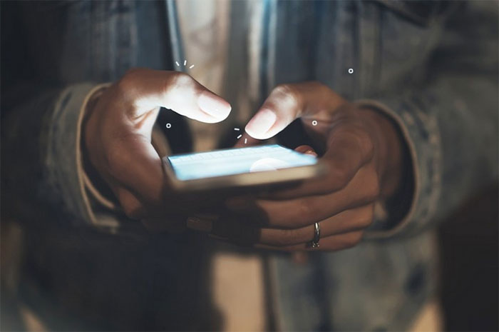 Texting thumb ám chỉ cảm giác đau ở ngón tay cái sau khi sử dụng smartphone trong một thời gian dài.