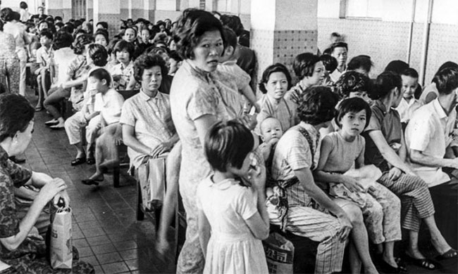 Bệnh nhân lấp kín khu chờ của một phòng khám ở Hong Kong vào tháng 7/1968.