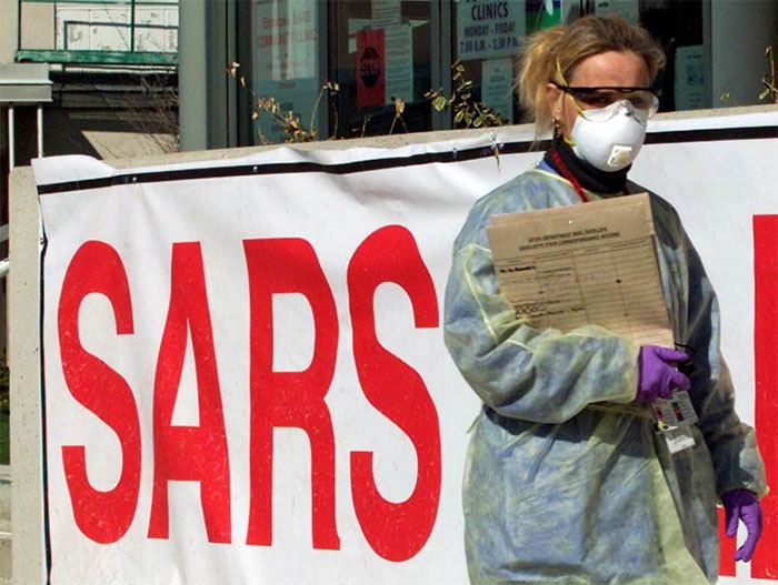 Một y tá bên <span class='marker'>ngoài</span> phòng khám SARS ở <span class='marker'>ngoại ô</span> Toronto, Canada hồi tháng 4/2003