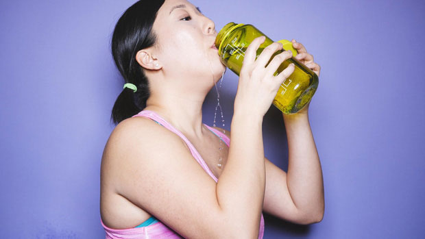 Uống quá nhiều nước sẽ làm tăng thể tích máu của cơ thể, làm tăng tải trọng cho tim mạch.