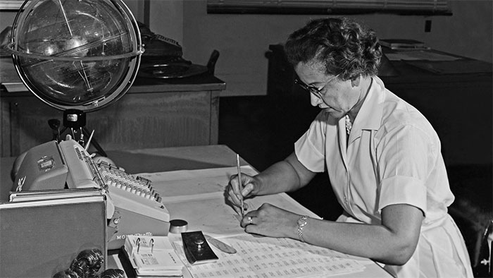 Nhà toán học Katherine Johnson làm việc tại trung tâm nghiên cứu Langley của NASA năm 1962
