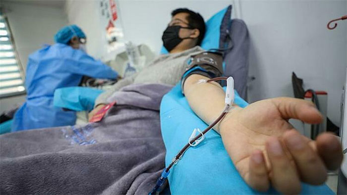 Bệnh nhân Covid-19 đã khỏi bệnh, hiến máu tại phòng khám Vũ Hán, Hồ Bắc, Trung Quốc